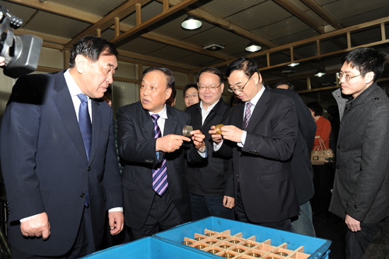 中國紡織工業(yè)聯(lián)合會王天凱會長、高勇副會長、徐文英副會長視察同和公司，并與崔桂生董事長親切交流