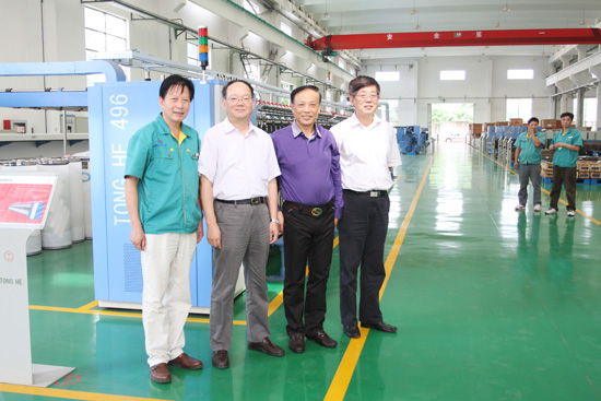 中國紡織工業(yè)聯(lián)合會(huì)副會(huì)長與同和公司董事長崔桂生車間留影